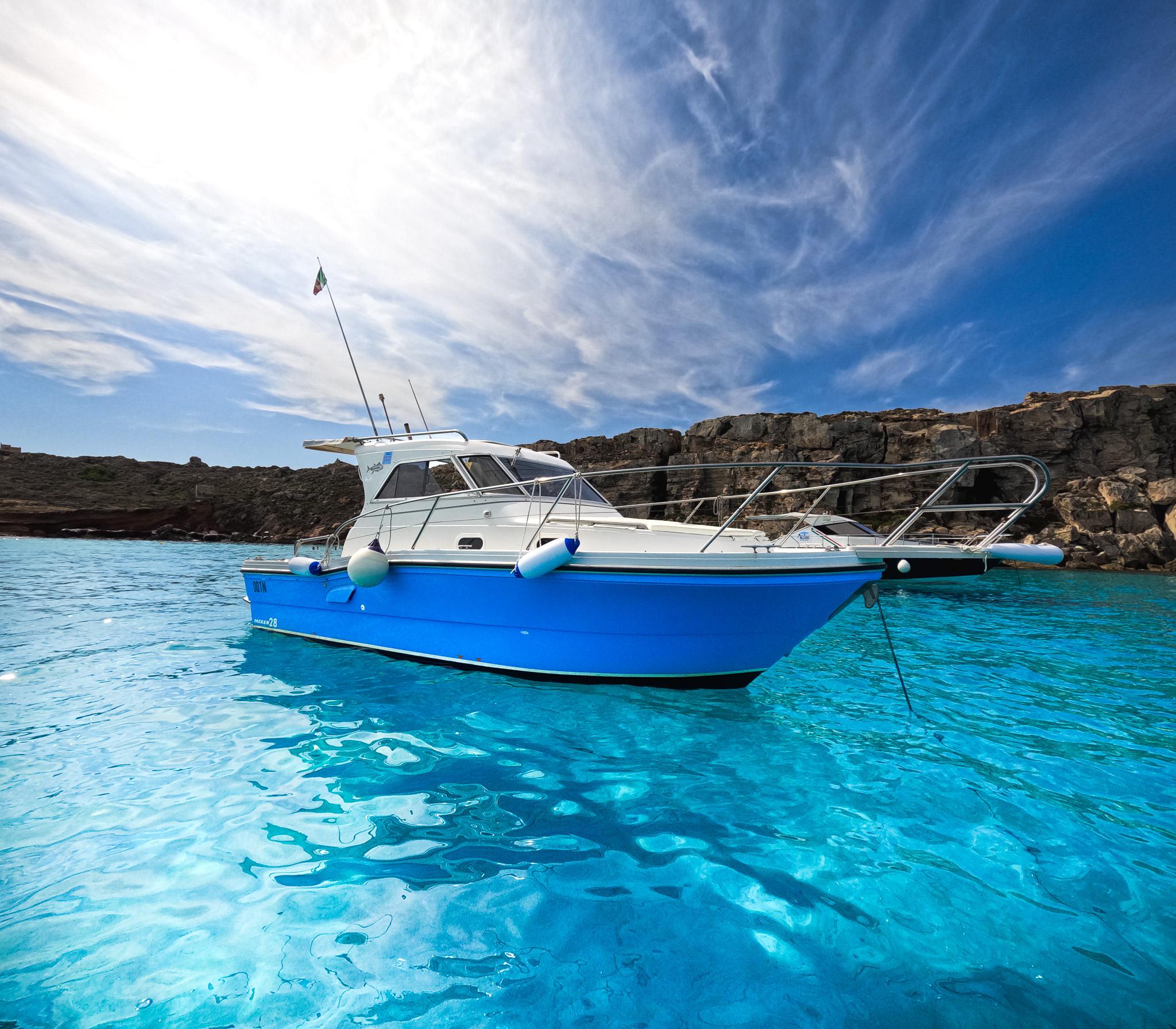 Favignana: Von Favignana aus, gemeinsame Bootstour mit Mittagessen an Bord