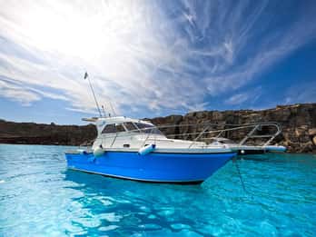 Favignana: tour compartido en barco con almuerzo a bordo.