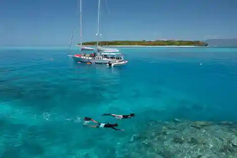 Cairns: Green Island & Great Barrier Reef Sailing Tour