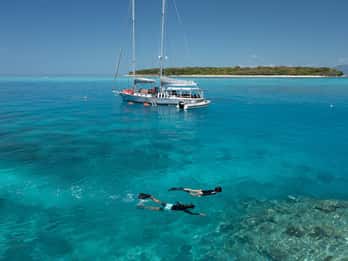 Cairns: Green Island & Great Barrier Reef Sailing Tour