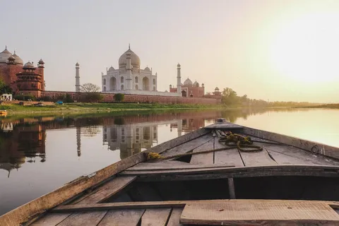Agra: Taj Mahal vista posteriore Giro in barca sullo Yamuna Tour guidato.