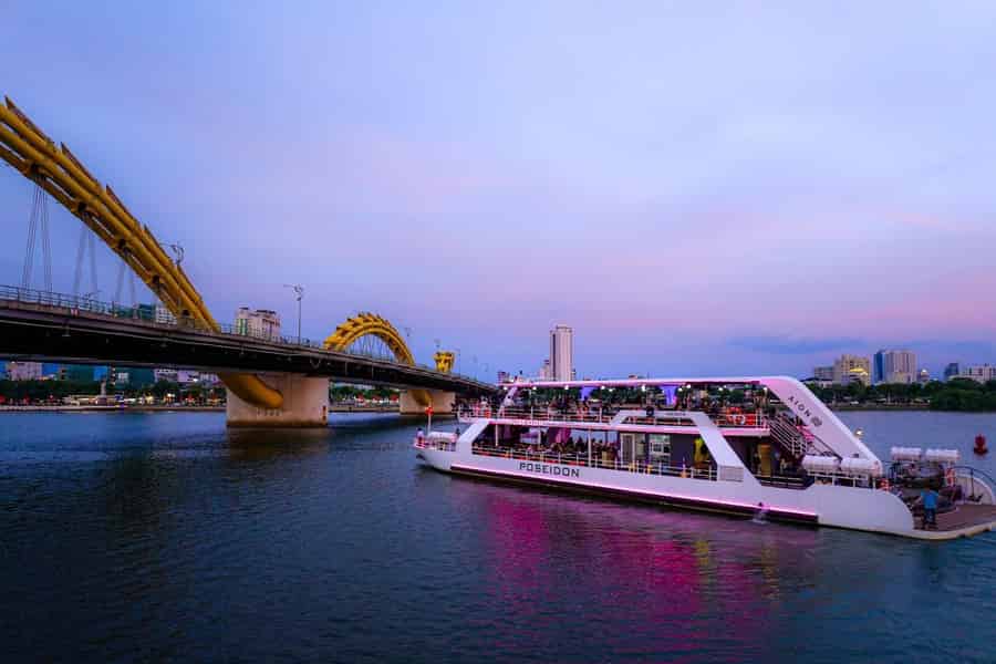 Da Nang: Poseidon-Kreuzfahrt mit Abendessen und Drachenbrücken-Show. Foto: GetYourGuide Da Nang: Poseidon-Kreuzfahrt mit Abendessen und Drachenbrücken-Show. Foto: GetYourGuide
