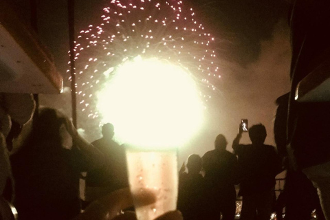 Honolulu: Cruzeiro de catamarã com fogos de artifício na sexta à noite e bebidas