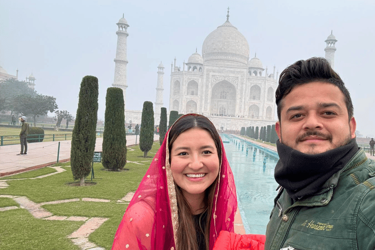 Agra: wycieczka z przewodnikiem po Taj Mahal z ominięciem kolejki tuk tukiemTuk Tuk + Kierowca + Przewodnik + Bilet wstępu + Omiń długie kolejki