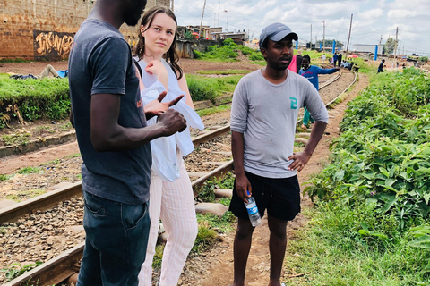 livlig tur i kiberas slumrundtur i slummen i livfulla Kibera