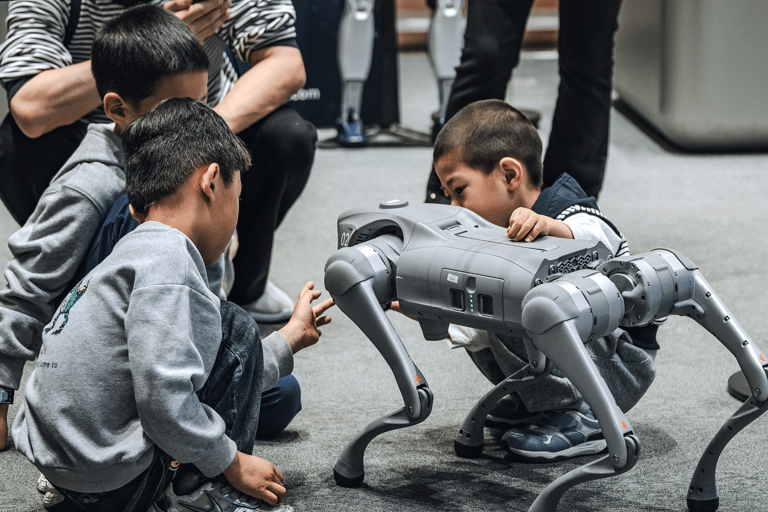 Hangzhou: AI & Robotics Museum Guided Tour with Pickup