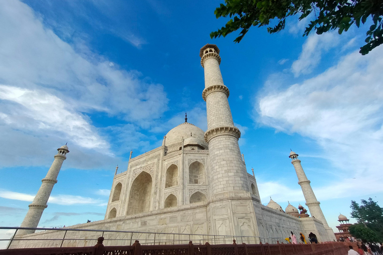Agra: Taj Mahal Guided Tour with Photography & Rental Saree Taj Mahal Guided Tour without Entry Tickets & Rental Saree