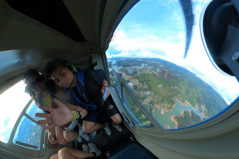 Tour particular em Guatape com passeio de helicóptero saindo de Medellín