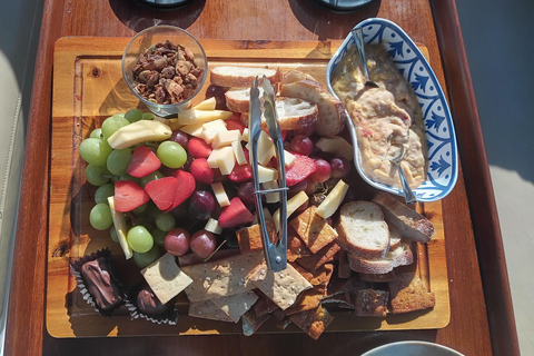 Passeio de barco romântico com vinho e queijo ou jantar surpresaPasseio de barco romântico com vinho e queijo, avistamento de lobos marinhos