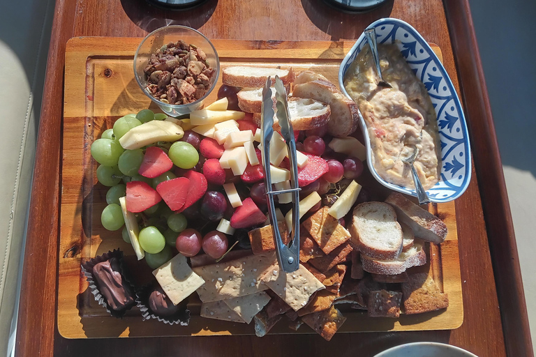Passeio de barco romântico com vinho e queijo ou jantar surpresaPasseio de barco romântico com vinho e queijo, avistamento de lobos marinhos