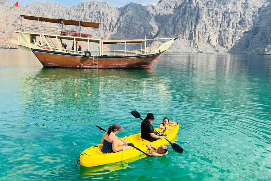 Von Dubai ins Norwegen Arabiens | Telegraph Island | Dau-Kreuzfahrt. Foto: GetYourGuide
