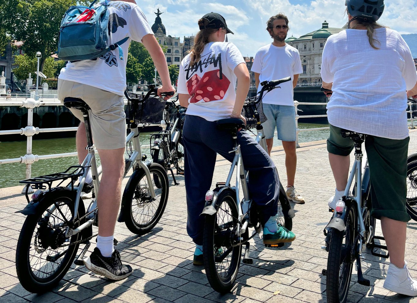 Bilbao: Guidet højdepunkter tur med en lille gruppe på elcykel