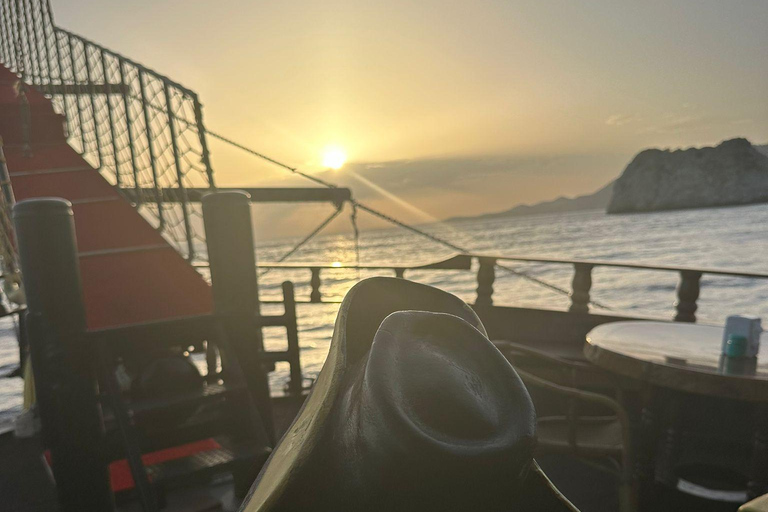 Alanya: Sunset Party Boat w/ Dinner & Unlimited Drinks
