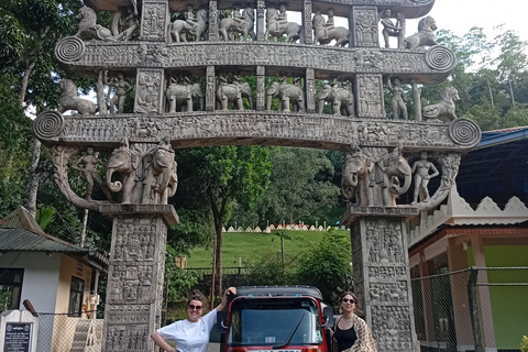 Kandy: Full-Day Tuk-Tuk Tour with Temples & Gardens by Local