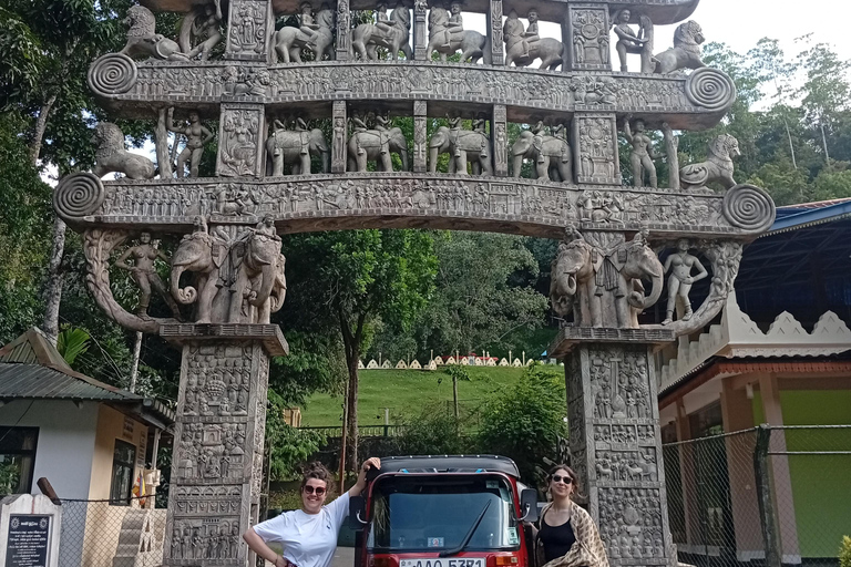 Kandy: Full-Day Tuk-Tuk Tour with Temples & Gardens by Local