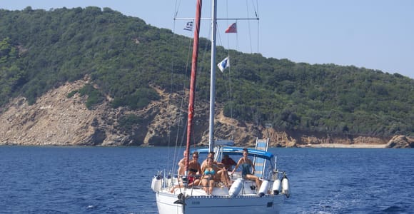 Skiathos: Secluded Bays Sailing Trip with Lunch and Drinks