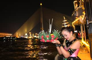 Bangkok: Loy-Krathong-Dinner-Bootsfahrt auf dem Chao Phraya
