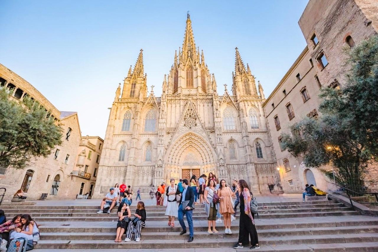 Barcelone : visite à pied de la Sagrada Família et du quartier gothiqueEnglish Guide