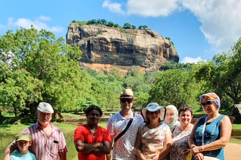Von Kandy aus: Sigiriya Felsen und Dambulla Höhlentempel Tagestour