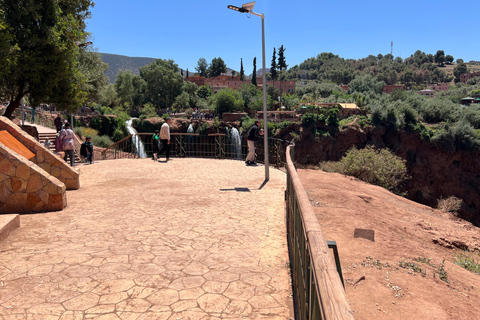 Z Marrakeszu: wodospady Ouzoud z lokalnym przewodnikiem i rejsemUdostępnij Wycieczka Marrakesz: Wodospady Ouzoud z przewodnikiem i rejs statkiem