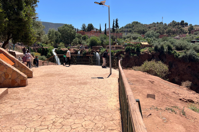 Z Marrakeszu: wodospady Ouzoud z lokalnym przewodnikiem i rejsemUdostępnij Wycieczka Marrakesz: Wodospady Ouzoud z przewodnikiem i rejs statkiem