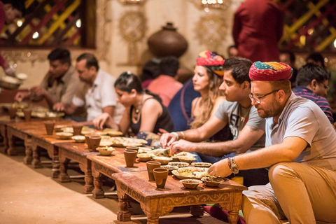 Jaipur: Chokhi Dhani Dorf-Tour mit Abendessen im Oldtimer