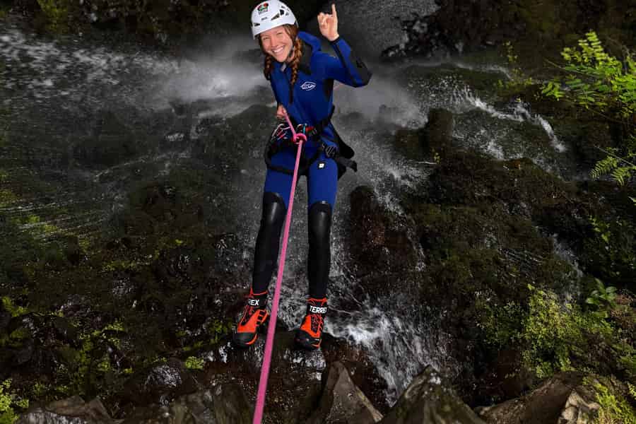 Elite-Canyoning L3: Die 60-Meter-Vertikal-Herausforderung in Ribeira Funda. Foto: GetYourGuide Elite-Canyoning L3: Die 60-Meter-Vertikal-Herausforderung in Ribeira Funda. Foto: GetYourGuide