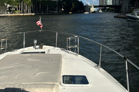 Excursión de 2 horas en yate panorámico y sereno por Miami con champán