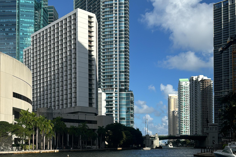 Excursión de 2 horas en yate panorámico y sereno por Miami con champán