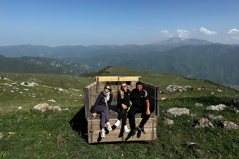 La vida del pueblo y una de las famosas montañas de Armenia