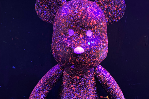 巴塞罗那：熊砖荧光画|葡萄酒与艺术巴塞罗那：Bearbrick 荧光画|葡萄酒与艺术