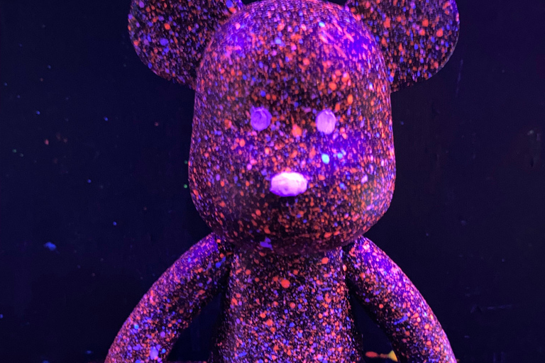 巴塞罗那：熊砖荧光画|葡萄酒与艺术巴塞罗那：Bearbrick 荧光画|葡萄酒与艺术