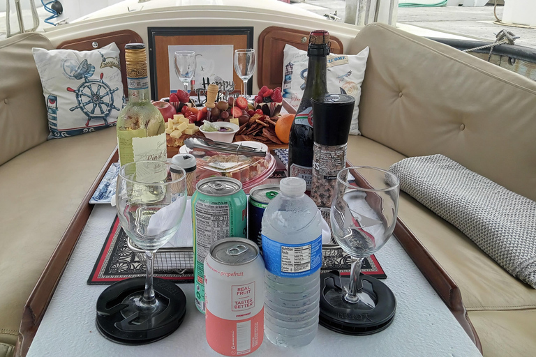 Passeio de barco romântico com vinho e queijo ou jantar surpresaPasseio de barco romântico com vinho e queijo, avistamento de lobos marinhos