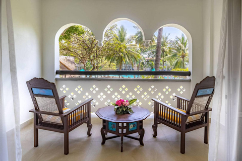 Nairobi: Tsavo East,West & Diani Beach 7-Day Guided Tour