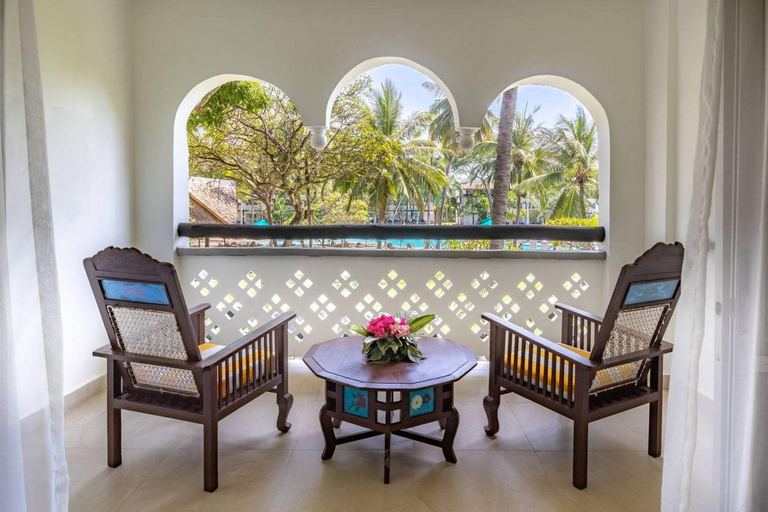 Nairobi: Tsavo East,West & Diani Beach 7-Day Guided Tour