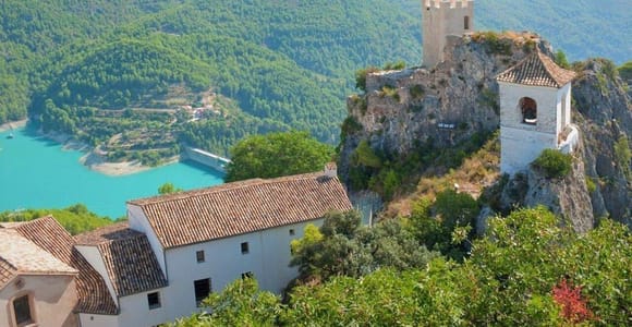 From Alicante/Benidorm: Guadalest Castle & Chocolate Tour