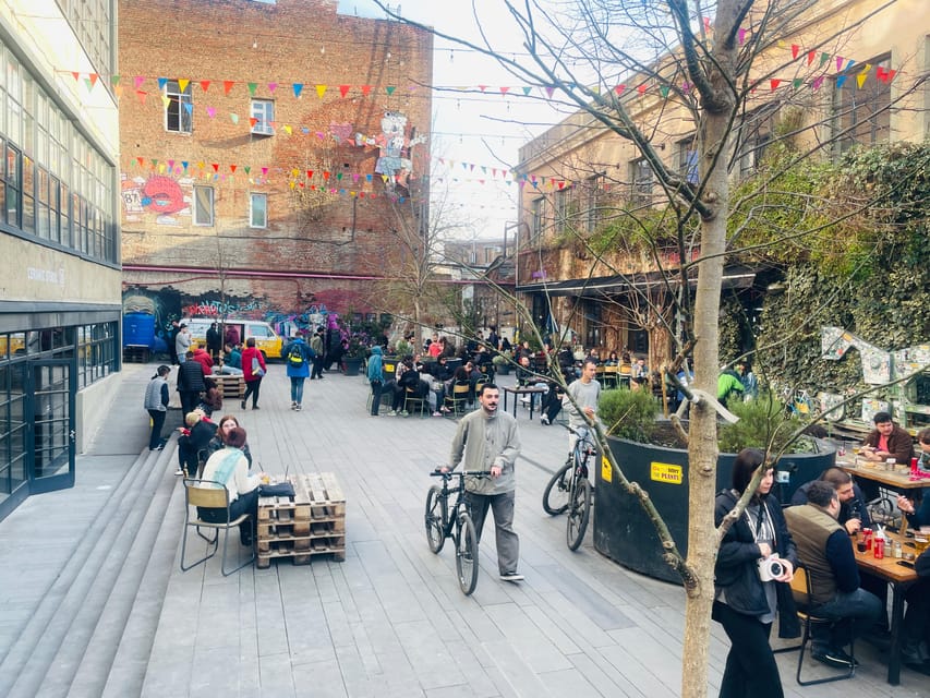 Street art et bazar de Dezerter à Tbilissi, avec dégustations