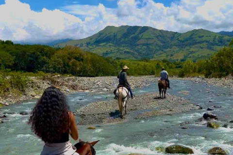 Medellín: Horseback Riding, Glamping, & Finca 360° view Stay