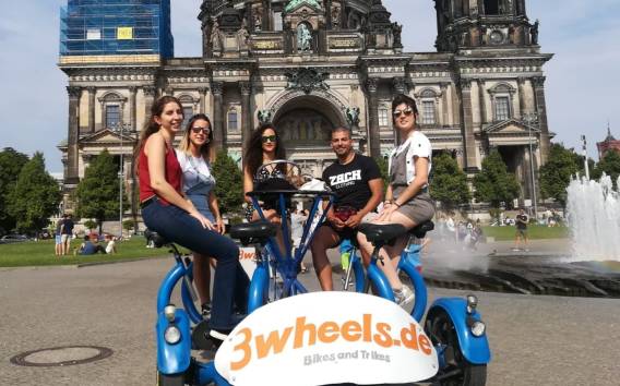 Berlin Sightseeing Tour mit Guide auf Konferenzrädern