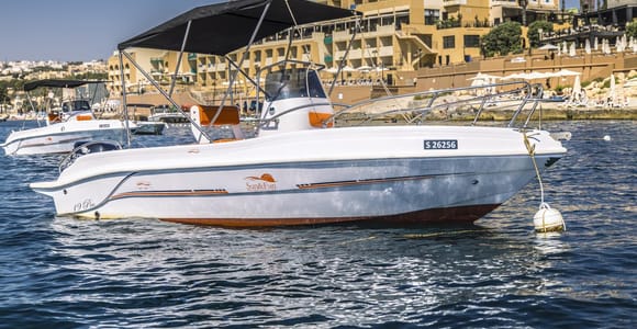 St. Julian&#39;s: Private Speedboat to Comino, Blue Lagoon and Gozo