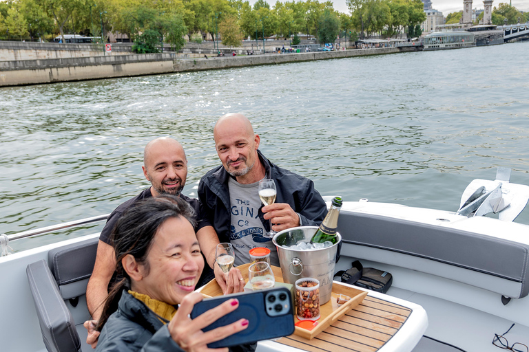 Paris: Private Seine River Cruise Paris: Private Seine River Cruise with Guide