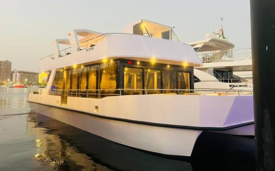 Dubai: Kanal-Yachtfahrt mit Buffet-Dinner und Show