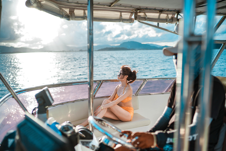 Phuket: James Bond i zatoka Phang Nga luksusowym jachtem o zachodzie słońcaSpotkanie przy molo (opłata za wstęp do parku narodowego wliczona w cenę)