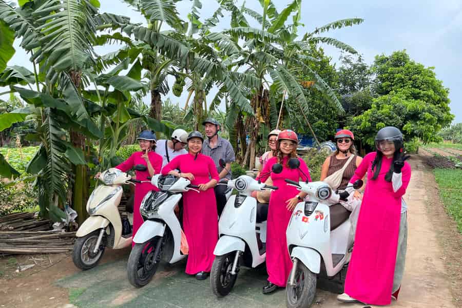 Motorradtour durch Hanoi mit Fahrerinnen in der Nationaltracht Áo Dài. Foto: GetYourGuide Motorradtour durch Hanoi mit Fahrerinnen in der Nationaltracht Áo Dài. Foto: GetYourGuide