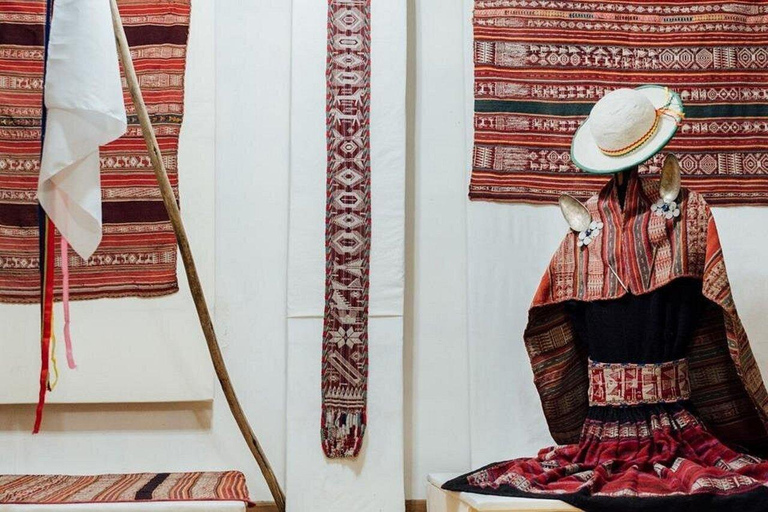 Learn about fabrics and looms in the city of La Paz Learn about fabrics and looms in La Paz