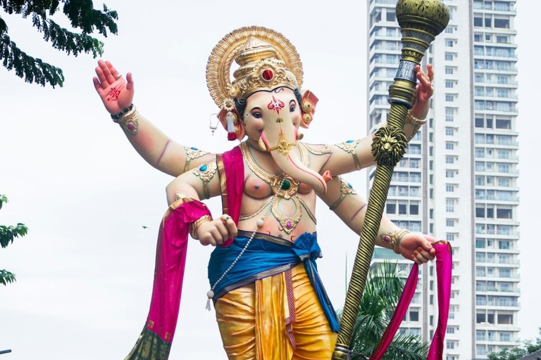 Mumbai: Guided City Tour with Chai and Fishermen