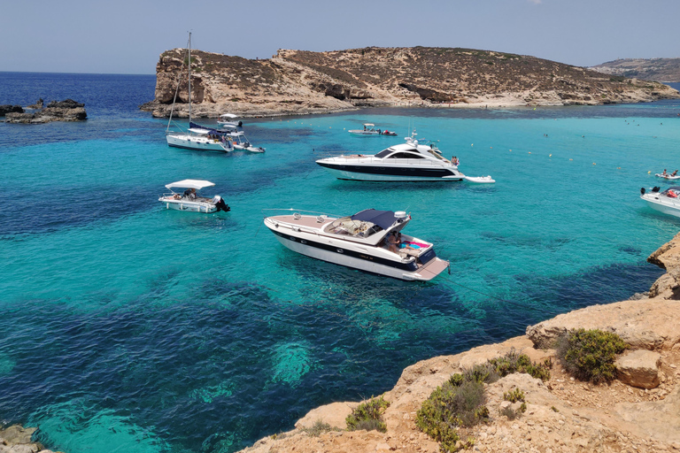 Passeio de barco particular de dia inteiro em Malta e Comino