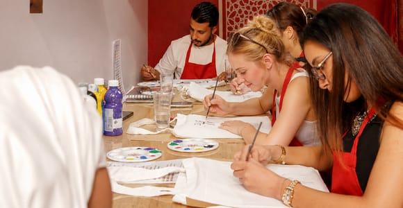 Marrakech : atelier de peinture de tote bag avec friandises marocaines
