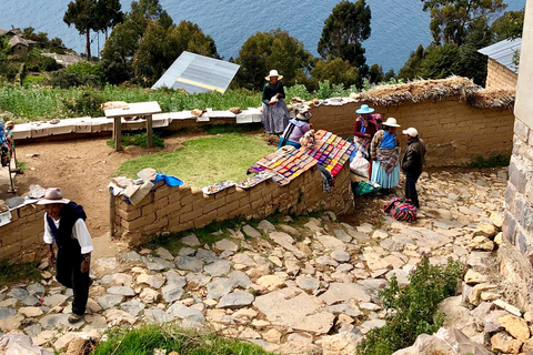 Entdecke die Wunder des Titicacasees: Uros und Taquile Inseln