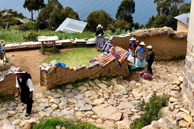 Entdecke die Wunder des Titicacasees: Uros und Taquile Inseln